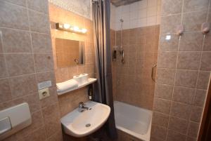 uma casa de banho com um lavatório, um WC e um chuveiro em AB Apartment 08 em Stuttgart