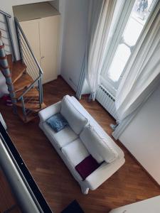 Appartamento Brera في ميلانو: إطلالة علوية لغرفة معيشة مع أريكة بيضاء