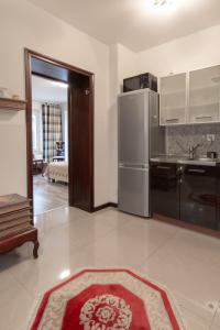 uma cozinha com um frigorífico e um tapete de cozinha no chão em Comfort Willa em Jurata