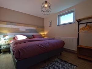 - une chambre avec un lit et une fenêtre dans l'établissement Luxurious Cottage in Aywaille with Sauna, à Aywaille