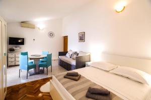 Postel nebo postele na pokoji v ubytování Apartments Korda L&M- Suhi Potok