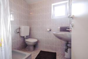 Koupelna v ubytování Apartments Korda L&M- Suhi Potok