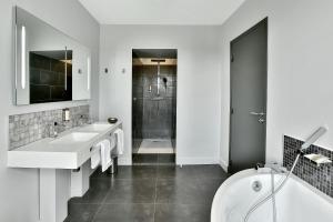 Koupelna v ubytování Hôtel Joyet de Maubec