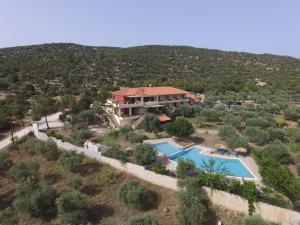 z góry widok na dom z basenem w obiekcie Moonbeam Hotel w mieście Pefkari