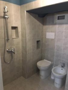A bathroom at Suite 01