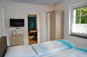 Un pat sau paturi într-o cameră la Apartmenthaus am Zimmerplatz