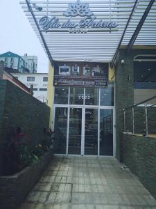 an entrance to a building with a sign over the door at Jardim das Ac&aacute;cias in Maputo