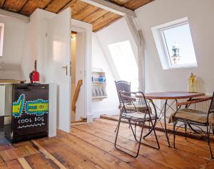 a kitchen and dining room with a table and chairs at Zimmer Und Aussicht in Friedrichstadt