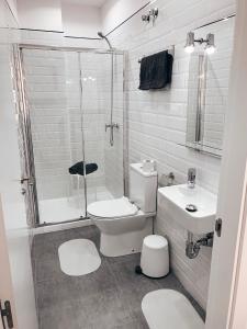 een badkamer met een toilet, een douche en een wastafel bij Alicante Center Apart in Alicante