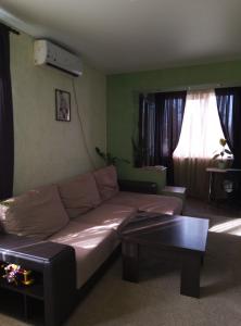 un soggiorno con divano e tavolo di Апартаменты на Агрба 11/1 a Pizunda