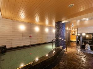 a swimming pool in a building with a ceiling at APA Hotel Pride Akasaka Kokkaigijidomae in Tokyo