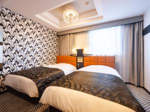 um quarto de hotel com duas camas e uma janela em APA Hotel Pride Akasaka Kokkaigijidomae em Tóquio