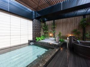 Bazén v ubytování APA Hotel PRIDE Akasaka Kokkaigijidomae nebo v jeho okolí