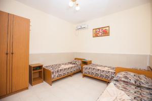 カバルジンカにあるGostievoi dom "Kiriakiia"のベッド2台とキャビネット付きの部屋