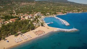 een luchtzicht op een strand met een resort bij DiFan Sea Homes A5 in Áyios Andréas Messinias