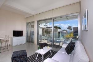 Un televizor și/sau centru de divertisment la Opera Exclusive Apts by TrulyCyprus