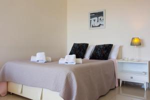 Un pat sau paturi într-o cameră la Opera Exclusive Apts by TrulyCyprus +25 fotografii