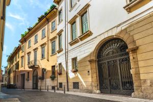 a building with a black door on a street at Fratta5 Luxury Apartment in Verona