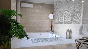 - białą wannę w łazience z rośliną w obiekcie Hotel Restaurante Dama de Baza w mieście Baza
