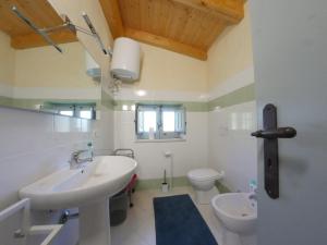 a bathroom with a sink and a toilet at La Casa del Miele di Borgo Carbone in Locri