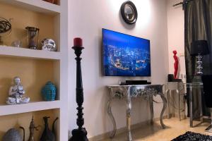 Télévision ou salle de divertissement dans l'établissement Andromeda Hill Jaffo Bedroom & Living Room Deluxe