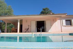 uma villa com piscina em frente a uma casa em CELESTE em Capo