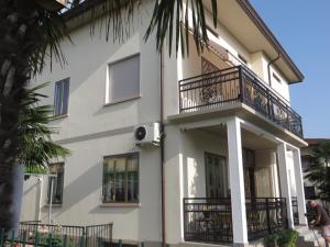 un gran edificio blanco con balcón en CASA ROMAN ITALIA, Center Sacile, en Sacile