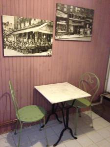 Le Lavoir في شاتورو: طاولة وكراسي في مطعم مع طاولة وكراسي