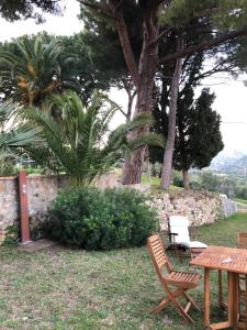 een tafel en twee stoelen in een tuin bij La Casetta di Borgo Carbone in Locri