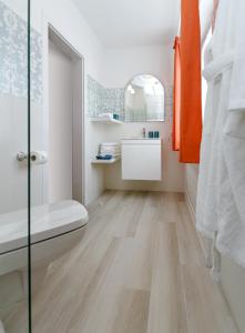 Koupelna v ubytování Hotel Wiesbaden + 37 fotografií