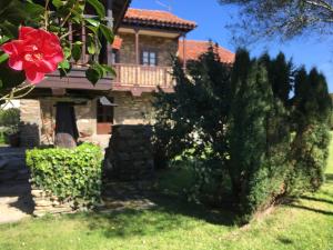 Uma casa com uma rosa vermelha à frente. em Casa Lao I em El Pito