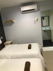 Hotel Seri Kangsar KK Hotel客房内的一张或多张床位