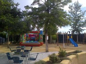 einen Park mit einem Spielplatz mit Tischen und Stühlen in der Unterkunft Hotel Mitra Crisálida in Cabra