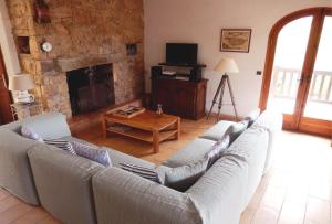 un soggiorno con divano e camino di Grande Villa, Corse du Sud, Domaine privé de Cala Rossa a Porto Vecchio