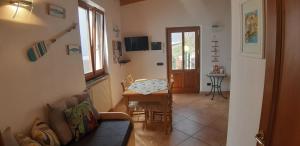 sala de estar con sofá y mesa en Casa vacanze Osvaldo en San Bernardino