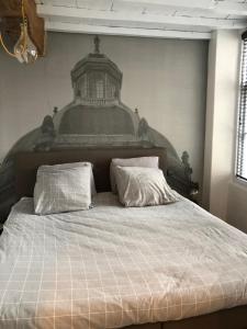 Un dormitorio con una cama grande con dos almohadas. en Appartement OKP15, en Middelburg