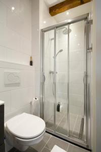 un bagno con wc e doccia in vetro di Mercedes Bed&Breakfast Amsterdam ad Amsterdam Altre 31 foto
