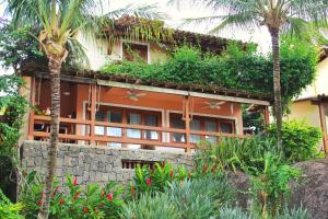 un edificio con plantas a su lado en Casa Ilhabela Lado Sul - Próx. Praia do Curral, en Ilhabela