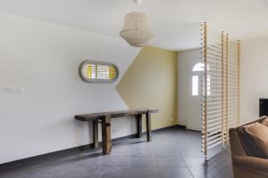 Zimmer mit einer Holzbank und einem Fenster in der Unterkunft Le Loft Nature Bien-Etre du Tarn entre Toulouse et Albi & Les Cottages du Tarn in Peyrole