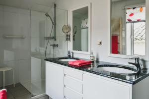 ein Badezimmer mit zwei Waschbecken und einer Dusche in der Unterkunft Escapade en Provence in LʼIsle-sur-la-Sorgue