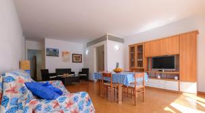 a living room with a couch and a table at De finibus terrae in Leuca
