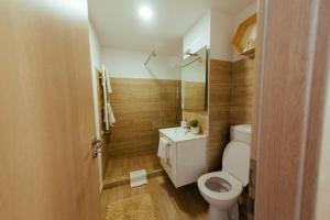 Et badeværelse på Urban Living Apartment + 2 billeder