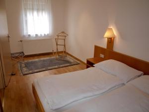 a bedroom with a bed and a room with a ladder at Charmantes Apartment mit Terrasse zum Garten nahe Wien in Gumpoldskirchen