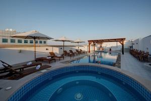 Πισίνα στο ή κοντά στο Center Hotel Sharjah