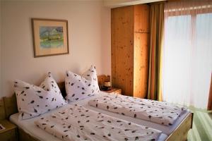 Un pat sau paturi într-o cameră la Gästehaus Sapetschnig