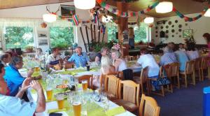 Um restaurante ou outro lugar para comer em Penzion Heřmanice