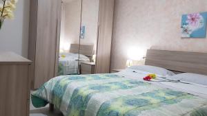 una camera da letto con un letto fiorito di Casa Excalibur a Pisa