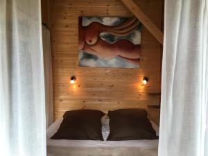 サルラ・ラ・カネダにあるMa Cabane à Sarlatの木製の壁のベッドルーム1室(ベッド1台付)