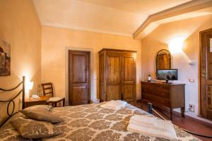 A bed or beds in a room at Antica Pieve B&B