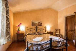A bed or beds in a room at Antica Pieve B&B